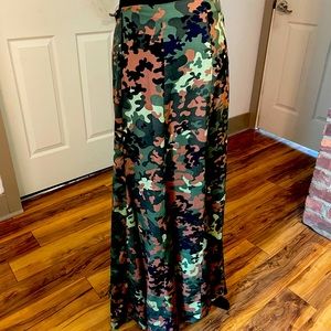 Extra long, size L camo pattern, silky skirt